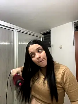Snapshot of Bella-hadiid chatting on September 10, 2025, 11:37 pm Bella-hadiid online show from September 10, 2025, 11:37 pm