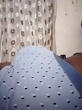 Snapshot of hugecrksam chatting on February 5, 2026, 7:10 pm hugecrksam online show from February 5, 2026, 7:10 pm