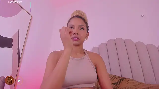 Snapshot of Nikki_Angel_ chatting on February 27, 2026, 7:24 pm Nikki Angel online show from February 27, 2026, 7:24 pm