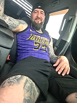 Snapshot of Beardedtattood chatting on April 25, 2026, 1:41 pm Beardedtattood online show from April 25, 2026, 1:41 pm