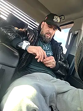Snapshot of Beardedtattood chatting on April 19, 2026, 1:12 pm Beardedtattood online show from April 19, 2026, 1:12 pm