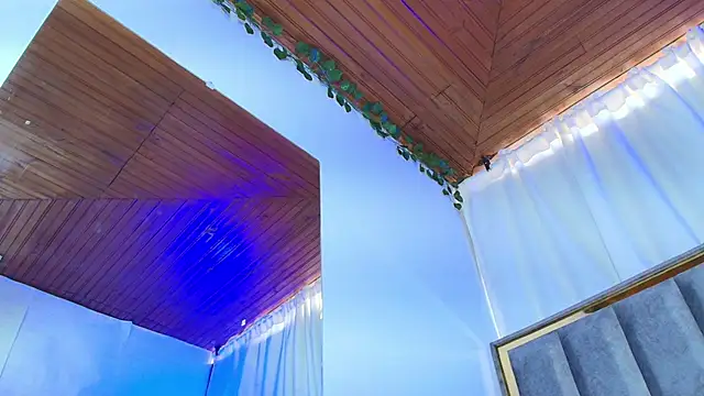 Naia x online show from November 5, 2025, 7:50 pm