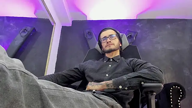 Loggan donnelly online show from October 8, 2025, 9:04 pm