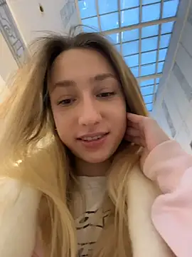 Lia  Love online show from November 27, 2025, 12:27 pm