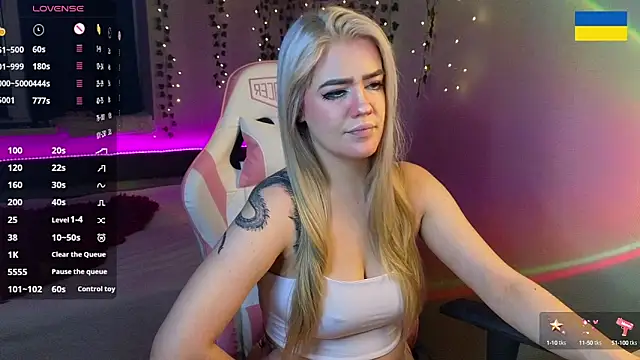 RedVelveten online show from October 2, 2025, 8:34 pm