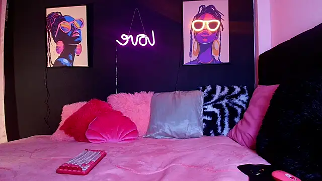 Snapshot of Angel_shiny chatting on December 21, 2025, 12:24 am Angel shiny online show from December 21, 2025, 12:24 am