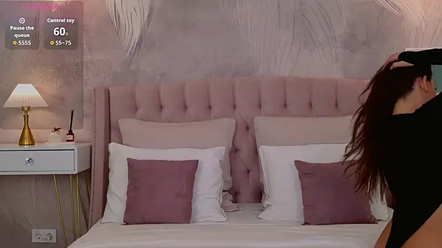 milaleoneli online show from April 5, 2026, 3:08 pm