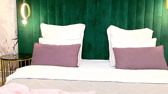 milaleoneli online show from March 4, 2026, 2:58 pm