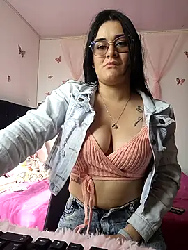 Snapshot of Hanna_Kinsley chatting on March 13, 2025, 9:16 pm Hanna Kinsley online show from March 13, 2025, 9:16 pm