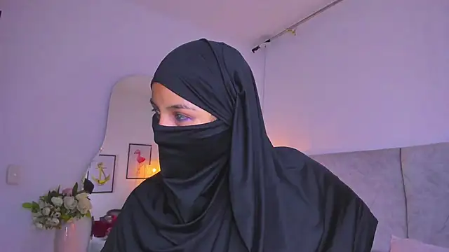 naomiii   online show from October 30, 2025, 11:41 am