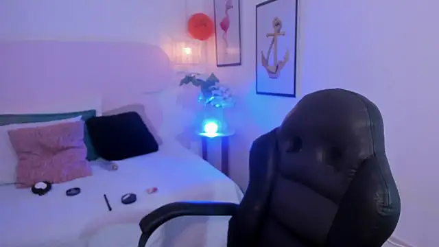 naomiii   online show from October 14, 2025, 12:06 pm