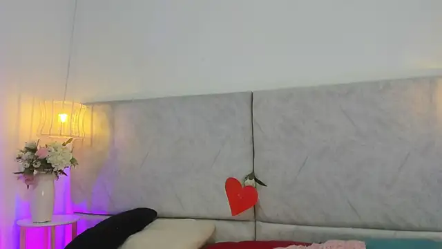 naomiii   online show from February 19, 2026, 11:40 am