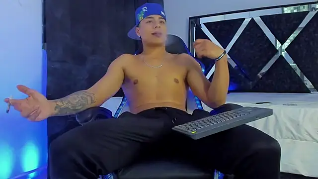 Snapshot of SantiagoReyesFtt chatting on December 31, 2024, 1:47 am SantiagoReyesFtt online show from December 31, 2024, 1:47 am