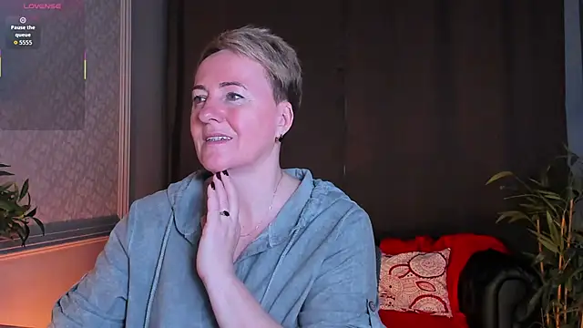Nika Smit online show from June 7, 2026, 5:23 am