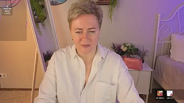 Nika Smit online show from May 17, 2026, 5:29 am