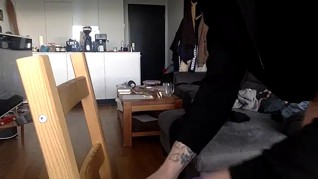 Snapshot of oktober1993 chatting on February 9, 2026, 2:04 pm oktober1993 online show from February 9, 2026, 2:04 pm