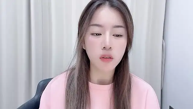 chloe-01 online show from December 2, 2024, 12:13 pm