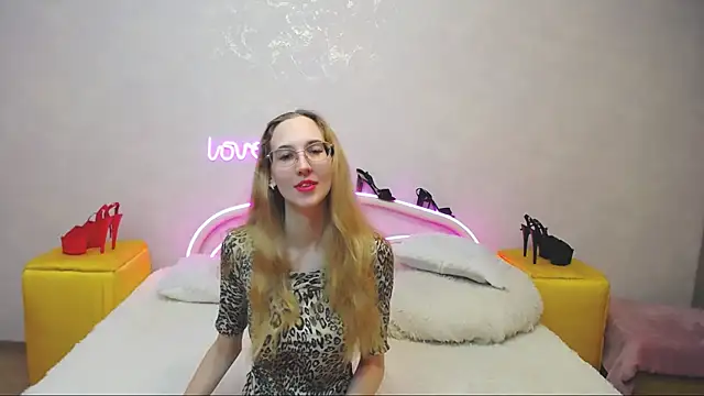 KlaryBrait online show from March 5, 2025, 2:12 pm