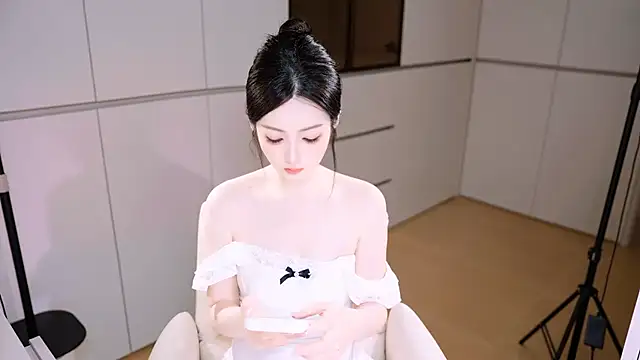 Eimile online show from April 27, 2026, 3:10 pm