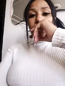 Snapshot of devi_black13_ chatting on January 27, 2025, 8:39 pm devi black13 online show from January 27, 2025, 8:39 pm