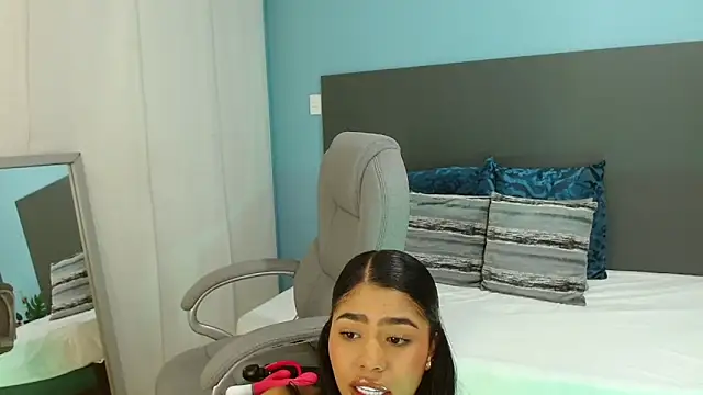 Snapshot of violeta_leon chatting on October 8, 2025, 4:03 am violeta leon online show from October 8, 2025, 4:03 am