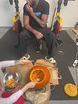 MacTroy online show from October 16, 2025, 4:48 pm