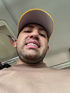 JuanZapata33 online show from March 6, 2025, 5:33 pm