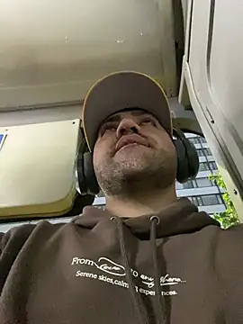 JuanZapata33 online show from February 19, 2025, 11:25 pm