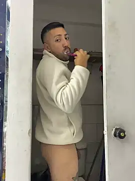 JuanZapata33 online show from January 17, 2026, 11:30 pm