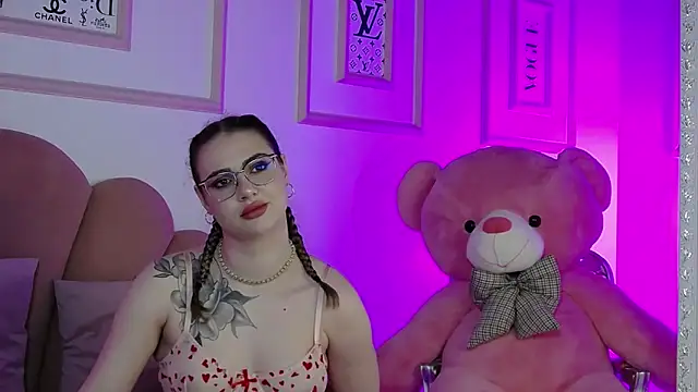 Snapshot of Abby__White chatting on April 18, 2026, 5:37 pm Abby White online show from April 18, 2026, 5:37 pm