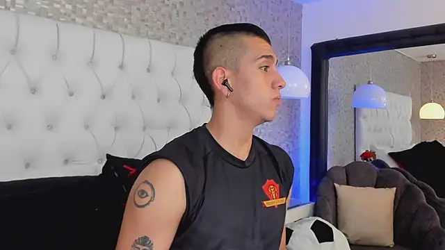 OliverSilverr online show from December 5, 2024, 3:09 am