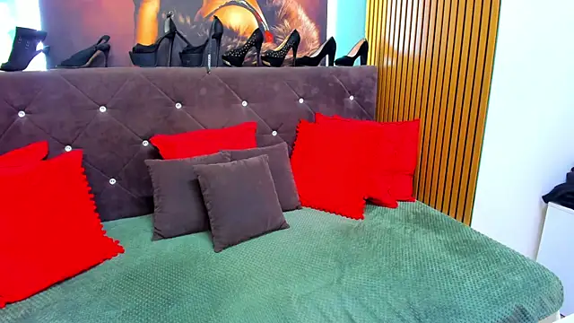 LauraSin online show from April 16, 2026, 3:29 am