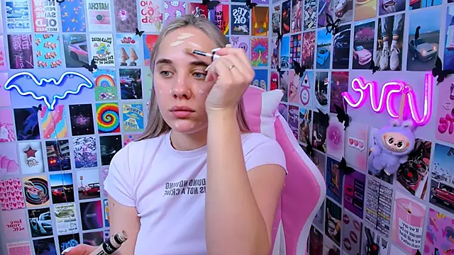 Snapshot of MiaMilas chatting on December 17, 2025, 11:37 am MiaMilas online show from December 17, 2025, 11:37 am