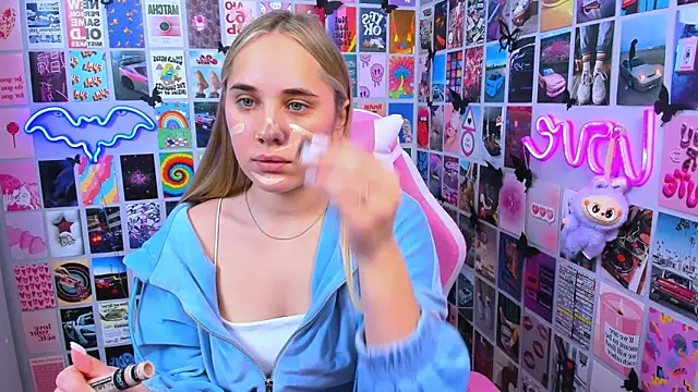 Snapshot of MiaMilas chatting on December 15, 2025, 2:01 pm MiaMilas online show from December 15, 2025, 2:01 pm