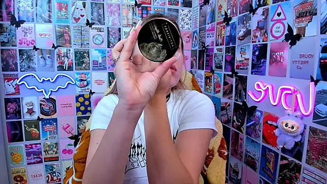 Snapshot of MiaMilas chatting on October 22, 2025, 12:26 pm MiaMilas online show from October 22, 2025, 12:26 pm