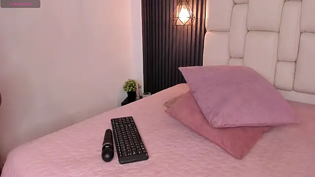 kristakinnky online show from May 27, 2026, 12:12 pm