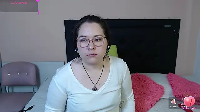 May Carlier online show from February 19, 2025, 8:41 pm