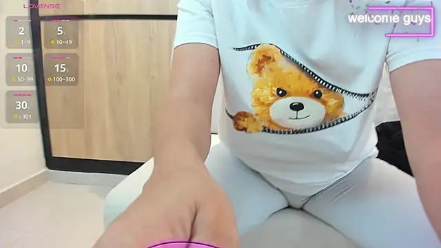 adela chase online show from December 4, 2025, 2:43 am