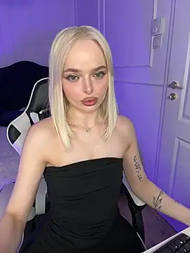 horny blondiee online show from March 19, 2025, 6:34 pm