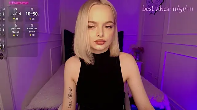 horny blondiee online show from February 27, 2025, 8:46 am