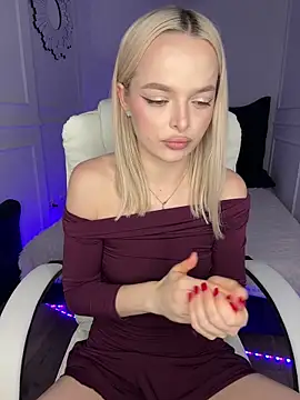 horny blondiee online show from December 15, 2025, 3:18 pm