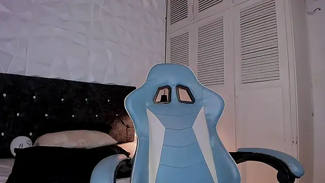 Emma dl2 online show from March 22, 2025, 8:37 pm