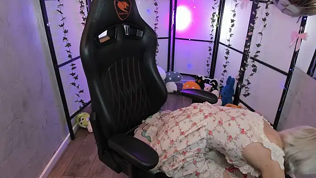 TaylorLunar online show from October 12, 2025, 1:12 pm