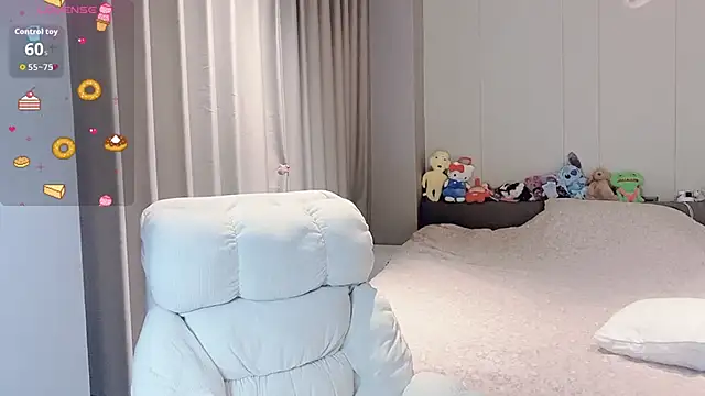 qiqi-666 online show from February 6, 2026, 6:53 am