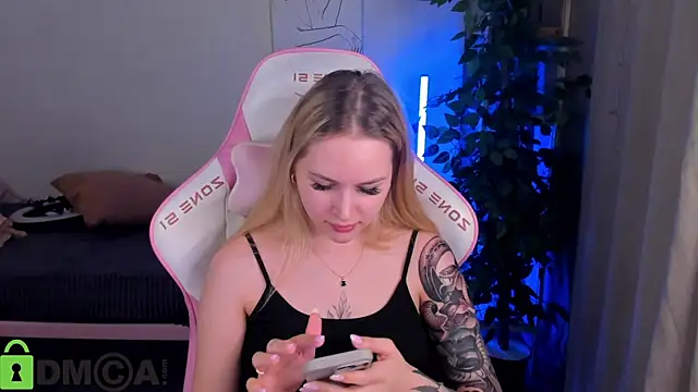 Carol  Cox online show from November 2, 2025, 10:48 pm