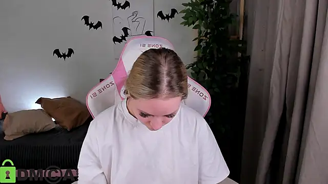 Carol  Cox online show from October 31, 2025, 9:43 pm