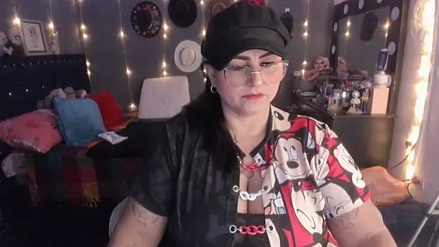 Snapshot of Ivonnee__ chatting on March 16, 2025, 6:53 am Ivonnee   online show from March 16, 2025, 6:53 am