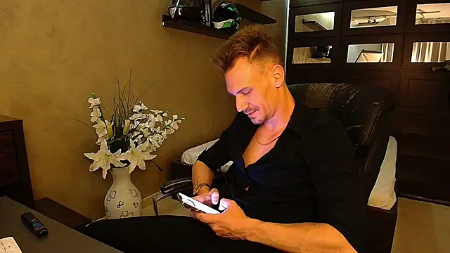 Snapshot of MateoBenjaminX chatting on March 18, 2025, 5:01 pm MateoBenjaminX online show from March 18, 2025, 5:01 pm