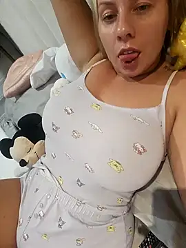 Snapshot of Sparkle2206 chatting on October 8, 2025, 9:15 pm Sparkle2206 online show from October 8, 2025, 9:15 pm