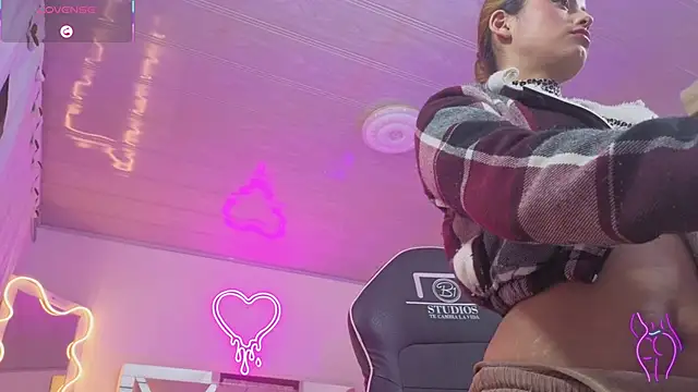 Laylafoxy tay online show from November 17, 2025, 3:32 am